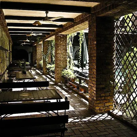 布提纳青年旅舍 4*