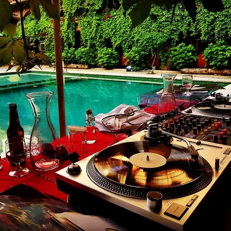 布提纳青年旅舍 4* 地拉那