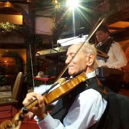 Restaurant Bujtina E Gjelit 티라나