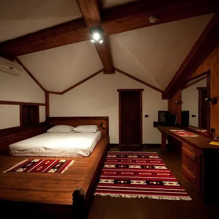 Restaurant Bujtina E Gjelit מלון 4*