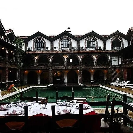 Restaurant Bujtina E Gjelit 티라나