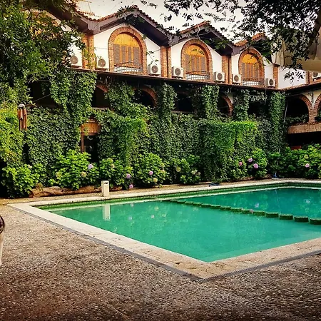 Restaurant Bujtina E Gjelit 호텔 4*