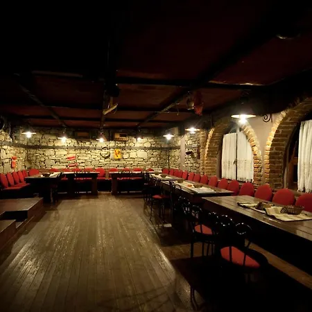 Restaurant Bujtina E Gjelit 호텔 4*